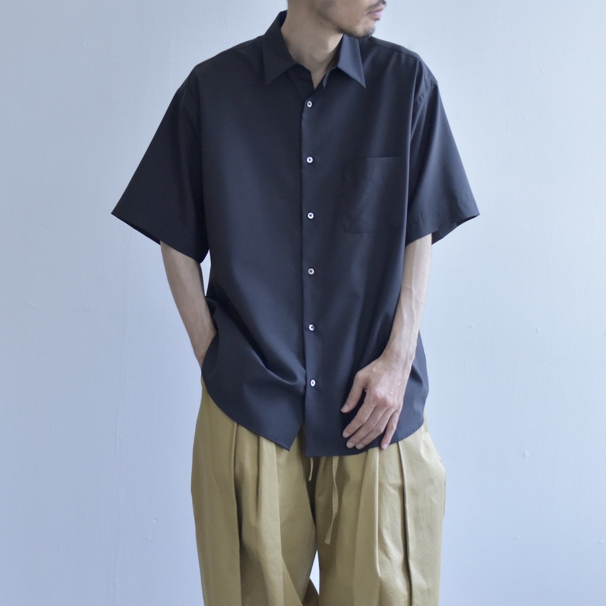 MARKAWARE | Organic Wool 2/80 Tropical Comfort Fit Shirt S/S (Charcoal) -  FFC.