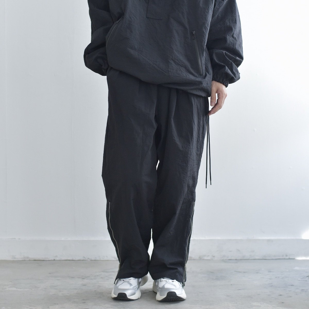 Blanc YM | Crispy Nylon Zip Up Pants (Black) - FFC.