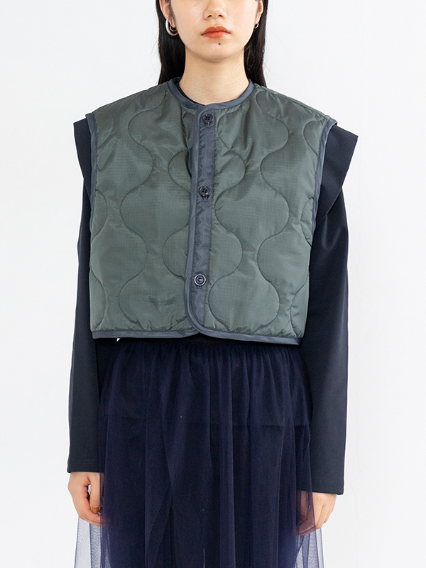 HYKE QUILTED CROPPED VEST オリーブ - トップス