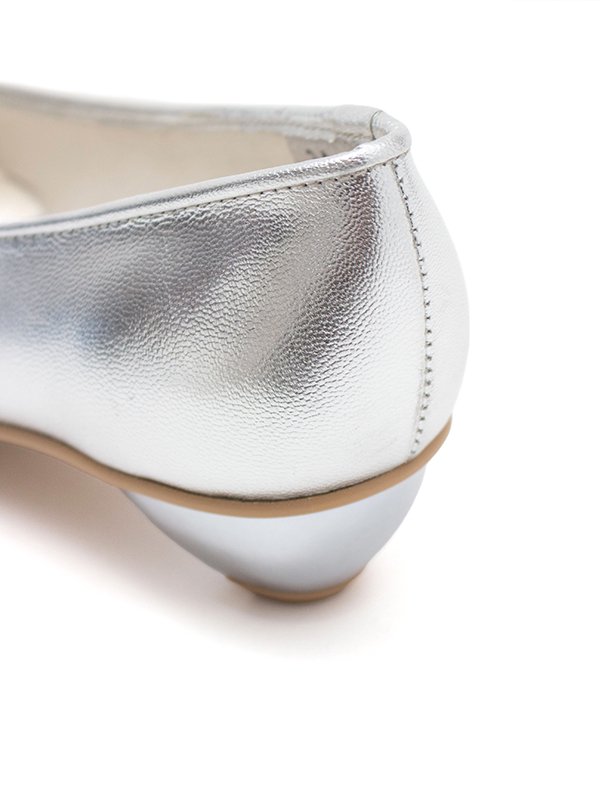 Fulgent silver and white gold leather koshin folk pumps
