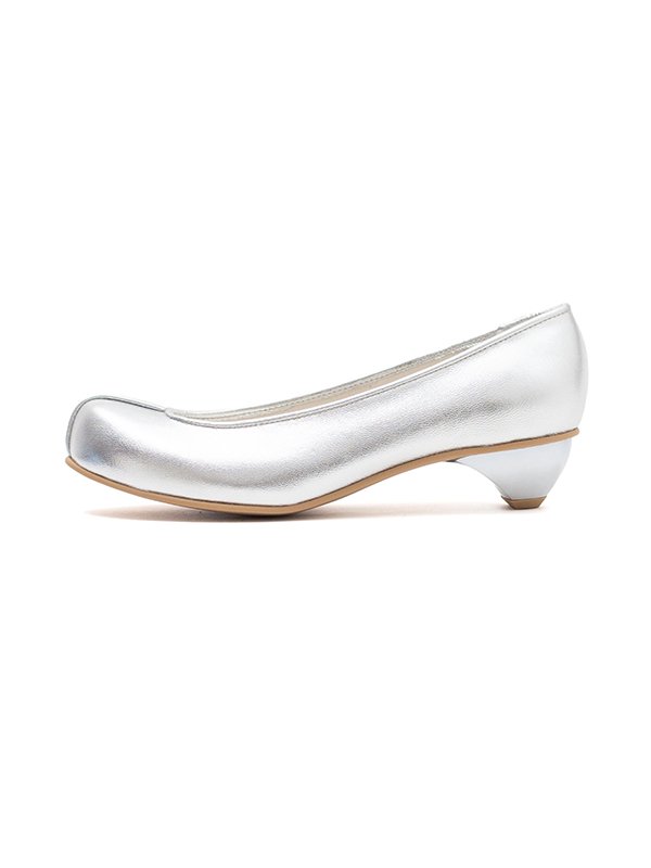 Fulgent silver and white gold leather koshin folk pumps