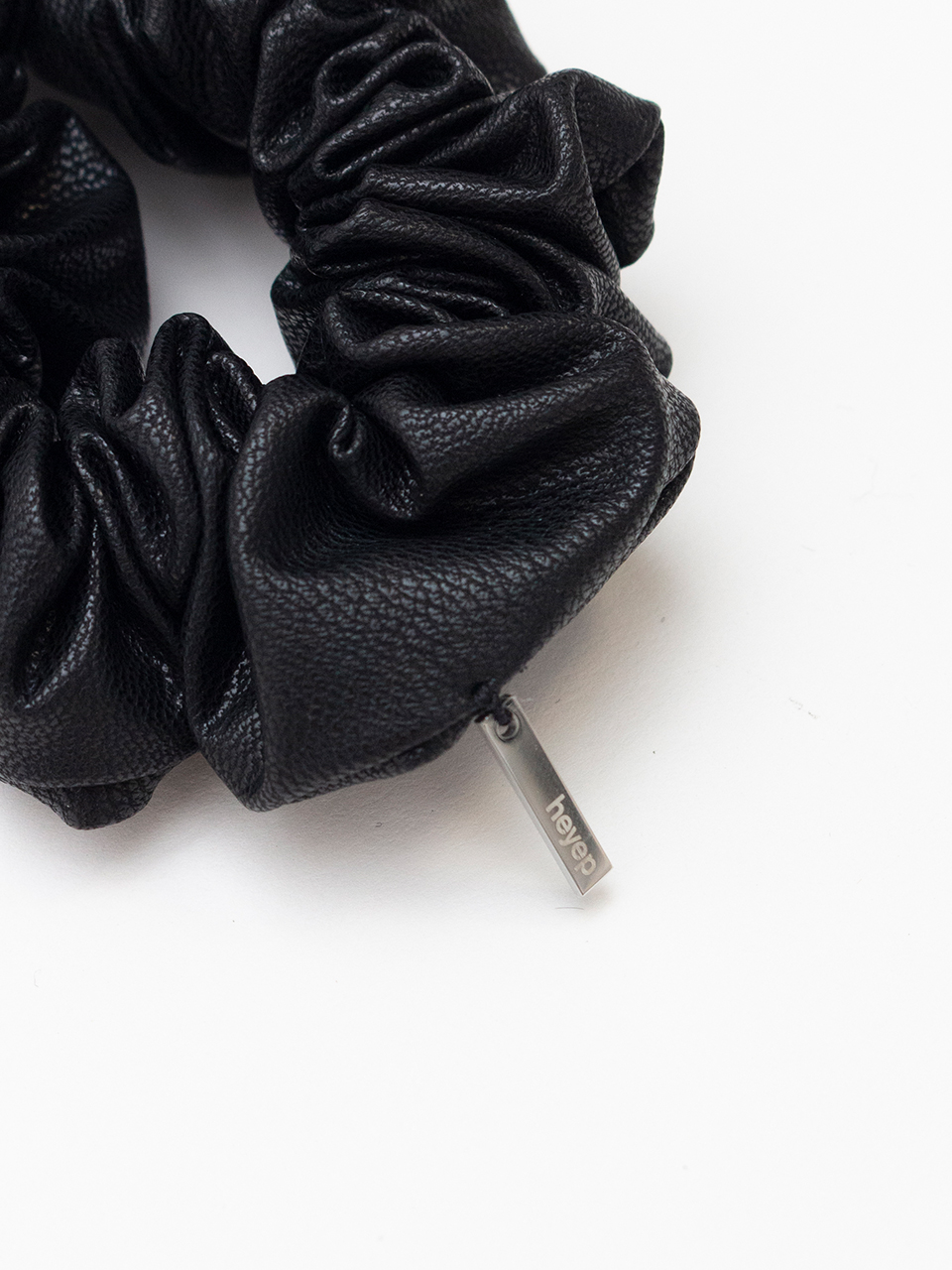 heyep Faux Leather Rose Hair Tie シュシュ Faux Leather Rose Hair Tie-フェイクレザーローズヘアタイ