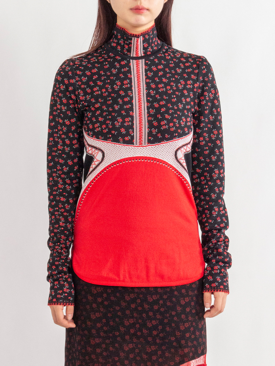 マメクロゴウチ　Mame Kurogouchi ジャカードハイネックニット Floral Jacquard High Neck Knitted Top-フローラルジャカード