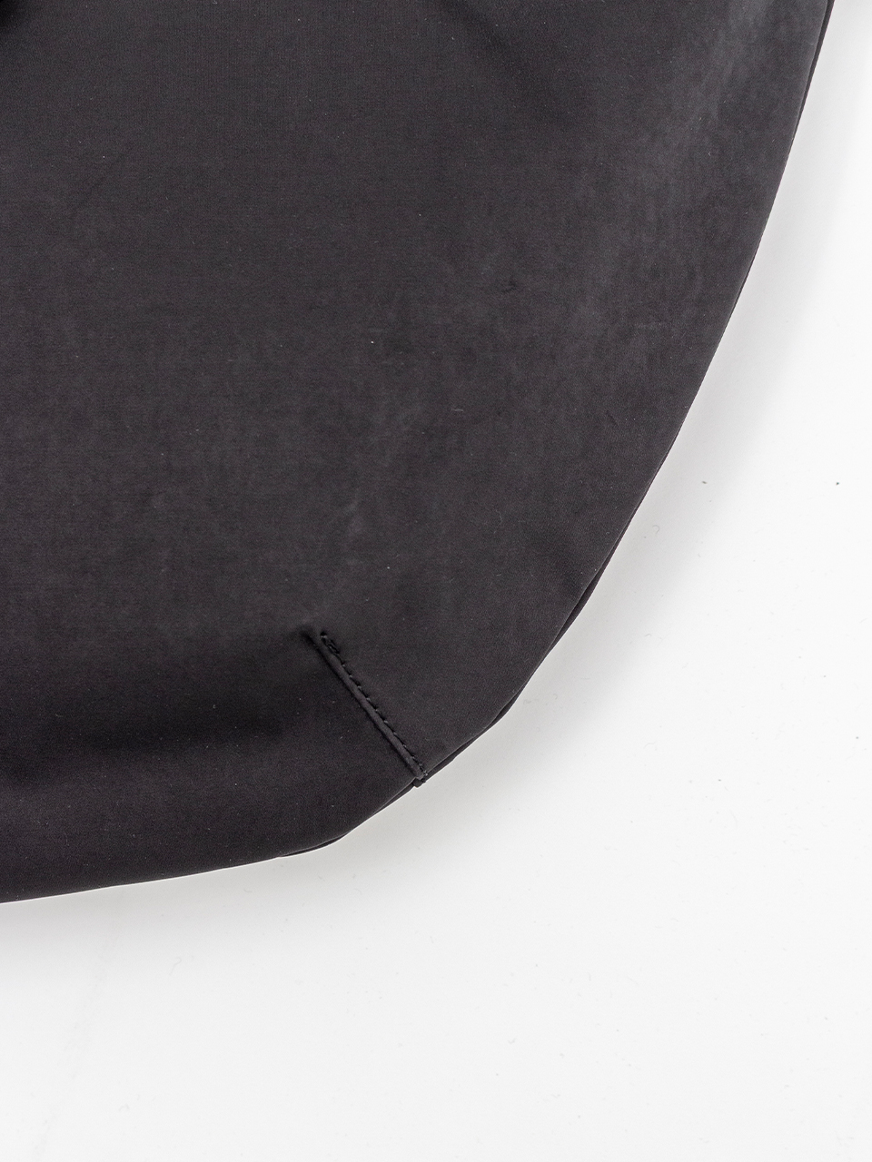 コムデギャルソンオム 25AW 新作 エステルスウェード ショルダーバッグ 黒 コムデギャルソンオム バナナバッグ-エステル素材のスエード生地