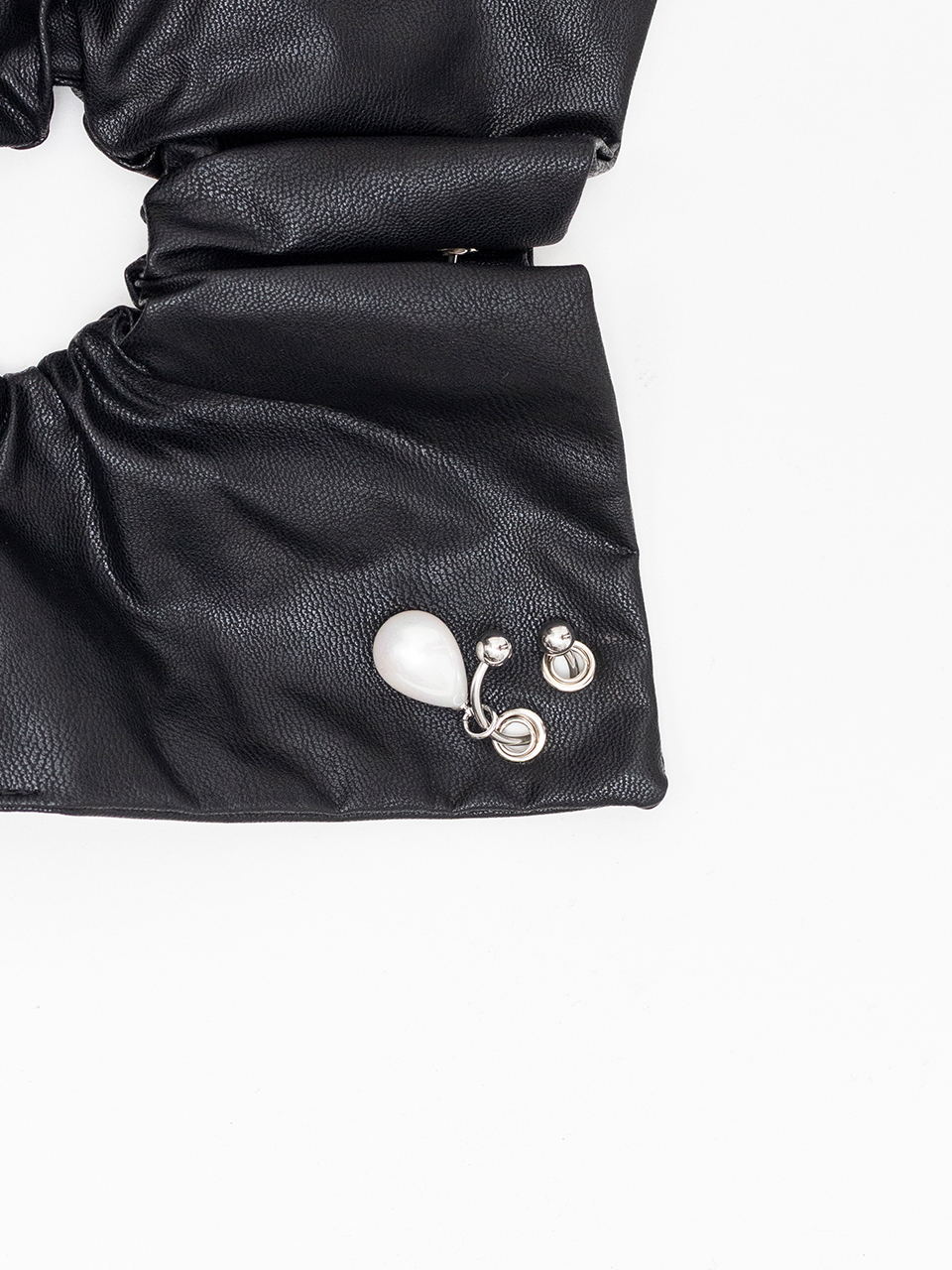 ヘアアクセサリー HEYEP Leather Piercing Detail Scrunchie Faux Leather Piercing Detail Scrunchie-フェイクレザーピアシング