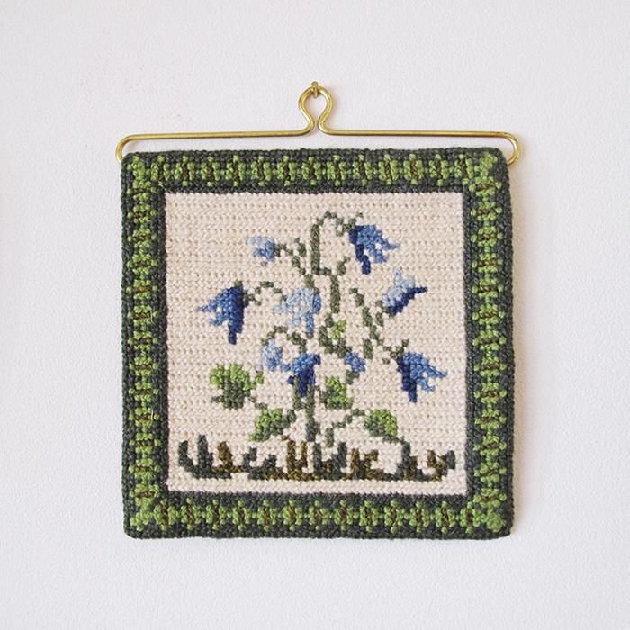 青いスミレのタペストリー 1 Tvistsom ツヴィスト刺繍 18 5 北欧ビンテージと北欧アンティーク ヴィンテージ雑貨のお店 Figue 青いスミレのタペストリー 1 Tvistsom ツヴィスト刺繍 18 5 北欧ビンテージと北欧アンティーク ヴィンテージ雑貨のお店 Figue