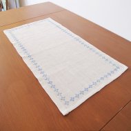 水色刺繍のリネン テーブルランナー/64×33/北欧ヴィンテージ刺繍