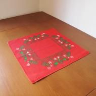 <img class='new_mark_img1' src='https://img.shop-pro.jp/img/new/icons12.gif' style='border:none;display:inline;margin:0px;padding:0px;width:auto;' />クリスマスの赤いテーブルセンター /42.5×42.5【クリックポストOK】