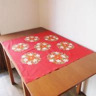 <img class='new_mark_img1' src='https://img.shop-pro.jp/img/new/icons12.gif' style='border:none;display:inline;margin:0px;padding:0px;width:auto;' />クリスマスの赤いテーブルクロス /78×90【クリックポストOK】北欧ヴィンテージテキスタイル