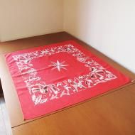 <img class='new_mark_img1' src='https://img.shop-pro.jp/img/new/icons12.gif' style='border:none;display:inline;margin:0px;padding:0px;width:auto;' />クリスマスの赤いテーブルクロス /66×77.5【クリックポストOK】北欧ヴィンテージテキスタイル