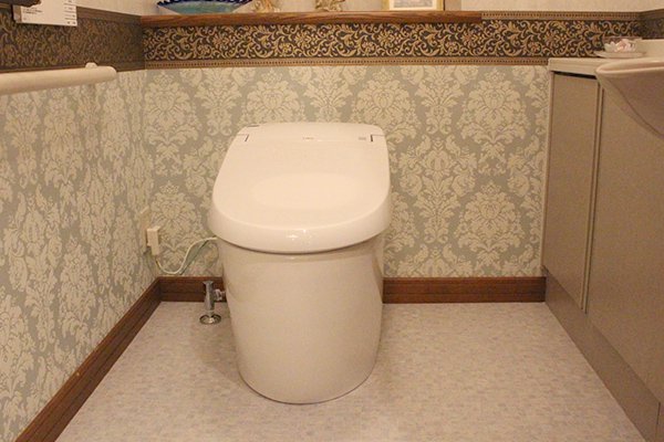 トイレ本体の取り替えに合わせて壁紙も張り替え