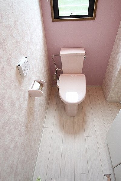 壁紙を張り替えて やさしいフローラルエレガントなトイレ といれた