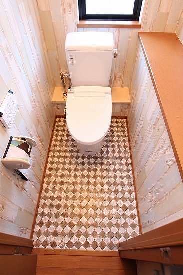 木目調壁紙とモロカンタイル柄床材を組み合わせたおしゃれなトイレ空間