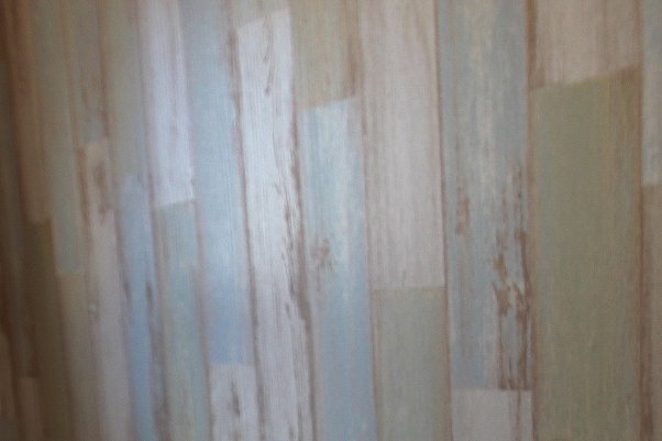 木目調壁紙とモロカンタイル柄床材を組み合わせたおしゃれなトイレ空間