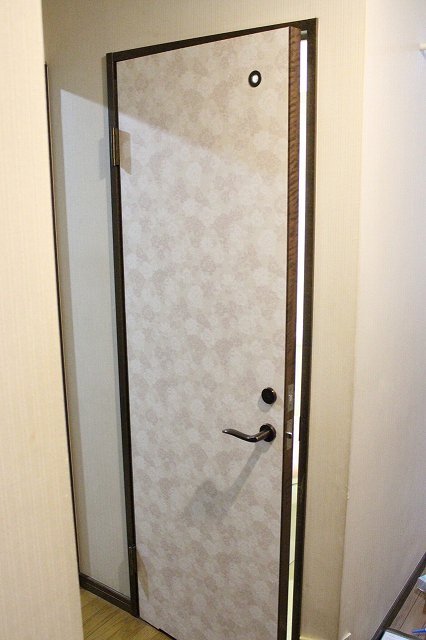トイレのドアと壁紙を貼り替え といれたす トイレインテリア専門店
