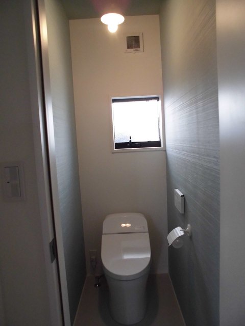 新築diy トイレの壁紙貼り自分施工で愛着倍増 といれたす トイレ