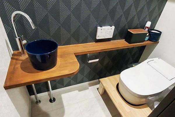 アクセントクロスが印象的なモダンなトイレ といれたす トイレインテリア専門店 アクセントクロスが印象的なモダンなトイレ といれたす トイレインテリア専門店