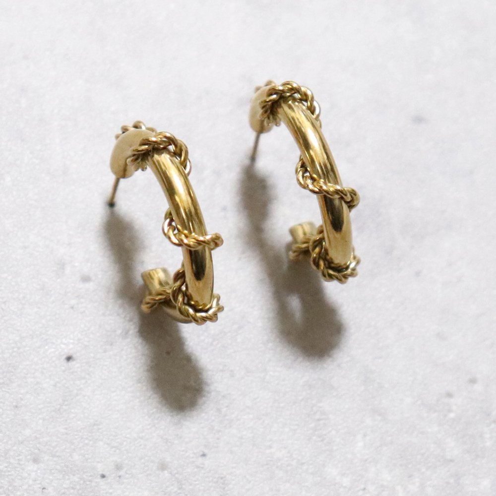 18K Gold-Plated Twisted Rope Plain Half Hoop Stud Earring -1 Pair-｜18金メッキ ツイストロープハーフフープスタッドピアス American Classics