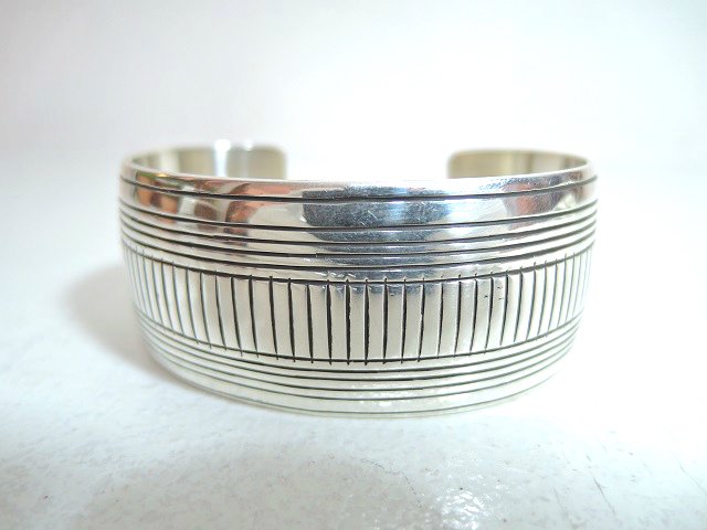 ナバホ族 Leander Tahe 作STERLING silver バングル - ブレスレット