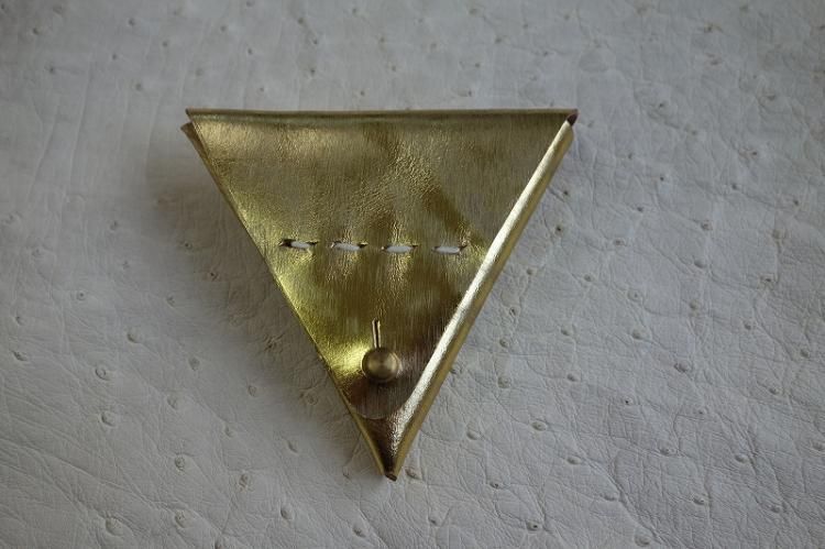 UN-SYMMETRY TRIANGLE COIN CASE GOLD - colors＋（カラーズ