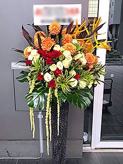 アキバ・スクエアに配達した公演祝いのスタンド花