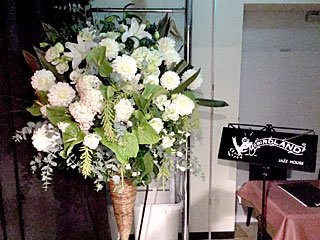 六本木バードランド BIRDLANDに配達した公演祝いのスタンド花