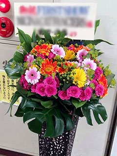中央区立産業会館に配達した公演祝いのスタンド花