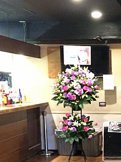 渋谷デセオ DESEOに配達した公演祝いのスタンド花