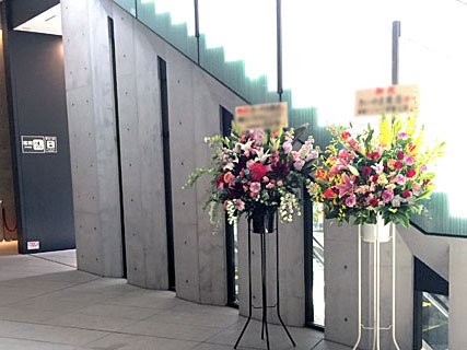EXシアター六本木 EX THEATER ROPPONGIに配達した公演祝いのスタンド花