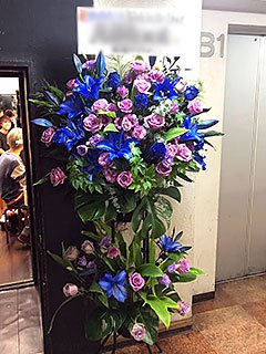 新宿FNVに配達した公演祝いのスタンド花