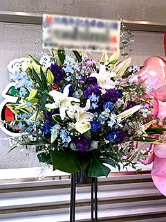表参道グラウンド GROUNDに配達した公演祝いのスタンド花