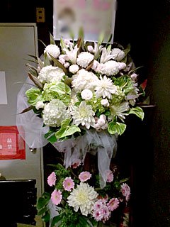 ホリデー新宿 HOLIDAY SHINJUKUに配達した公演祝いのスタンド花