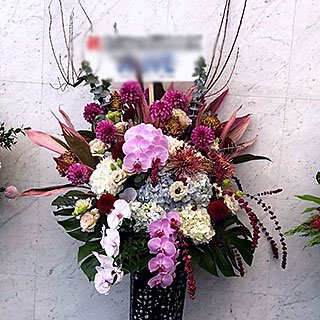 品川インターシティホールに配達した公演祝いのスタンド花