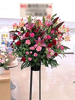 江東区文化センターに配達した公演祝いのスタンド花