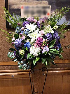 野方区民ホールに配達した公演祝いのスタンド花