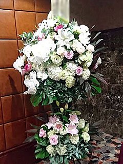 プレスセンターホールに配達した公演祝いのスタンド花