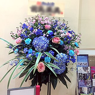 赤坂レッドシアターRED/THEATERに配達した公演祝いのスタンド花