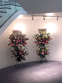 六行会ホールに配達した公演祝いのスタンド花