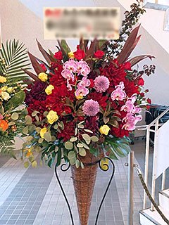 星陵会館ホールに配達した公演祝いのスタンド花
