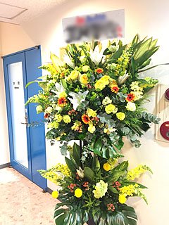 上野ストアハウスに配達した公演祝いのスタンド花