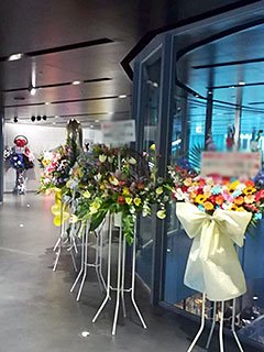 渋谷ストリームホールのスタンド花