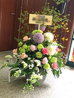 TACCS1179 俳協ホールに配達したスタンド花