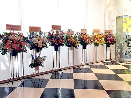 東京ドームシティホールに配達した公演祝いのスタンド花