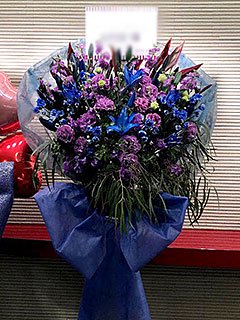 東京証券会館ホールに配達した公演祝いのスタンド花