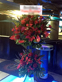渋谷ヴエノス VUENOSに配達した公演祝いのスタンド花