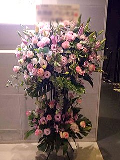 Zeppダイバーシティ東京に配達した公演祝いのスタンド花