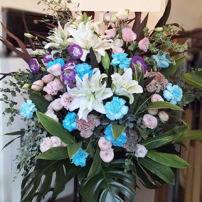 水色が爽やかなスタンド花