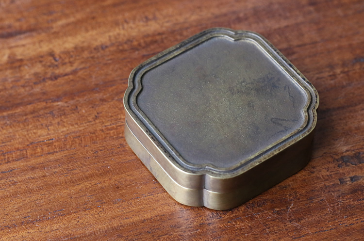 NANIGASHI 真鍮 朱肉入れ 『四角』-Brass Ink pad - 伝統工芸とクラフトのお店「漆器くにもと」