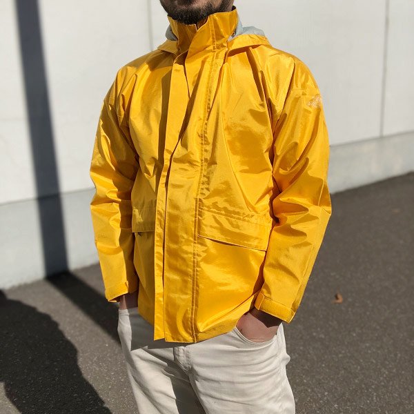 黄色のコート