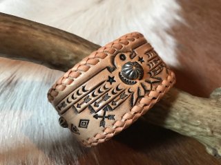 <img class='new_mark_img1' src='https://img.shop-pro.jp/img/new/icons1.gif' style='border:none;display:inline;margin:0px;padding:0px;width:auto;' />Thunderbird Leather Carved Bangle 